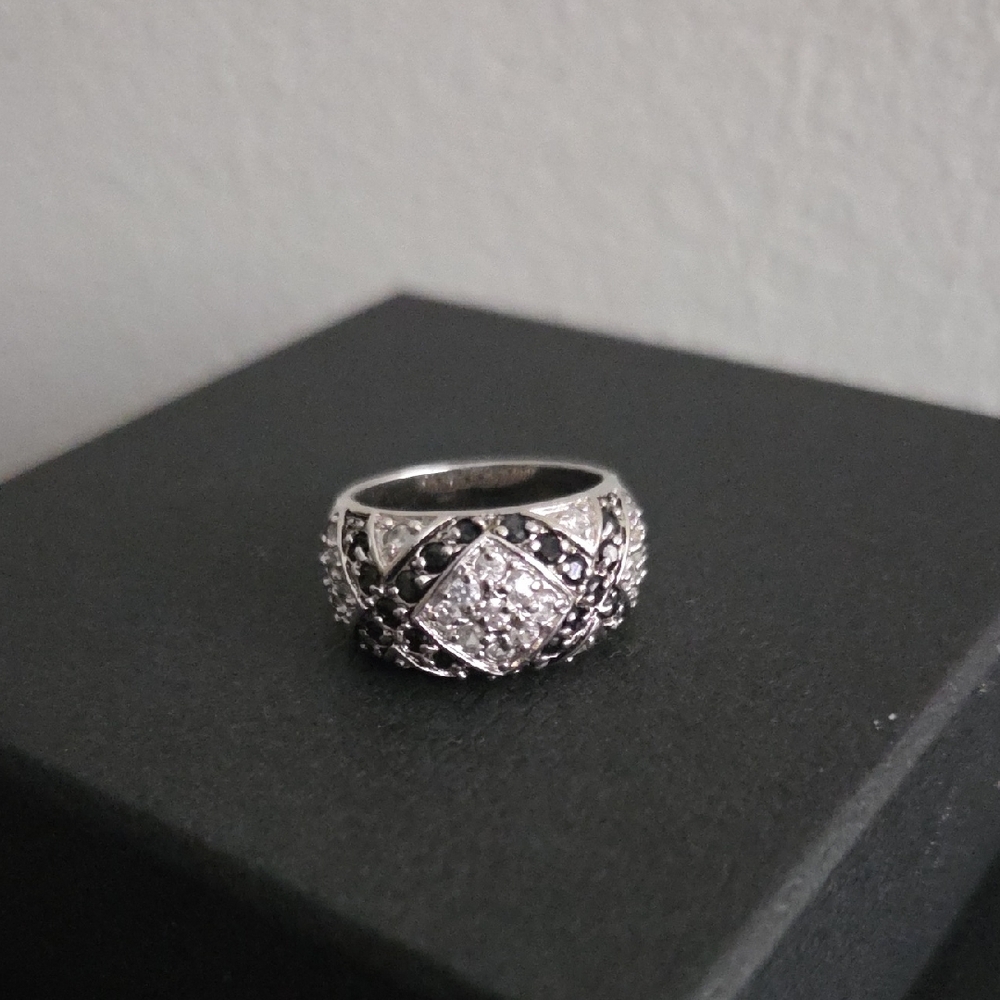 Elegant Silver and Black Women's Ring